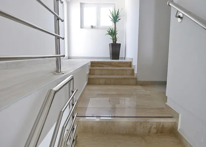 Deluxe Mkc شقة زادار